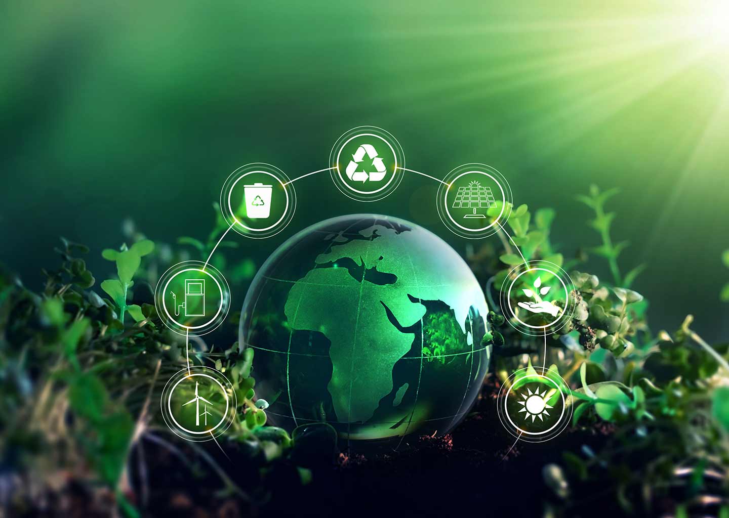 Illustration einer Erdkugel, die umrundet ist von Energieressourcen-Icons | Nachhaltige Kunststoffe